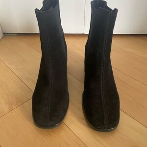 La CANADIENNE Black Ankle Boots with Suede Finish